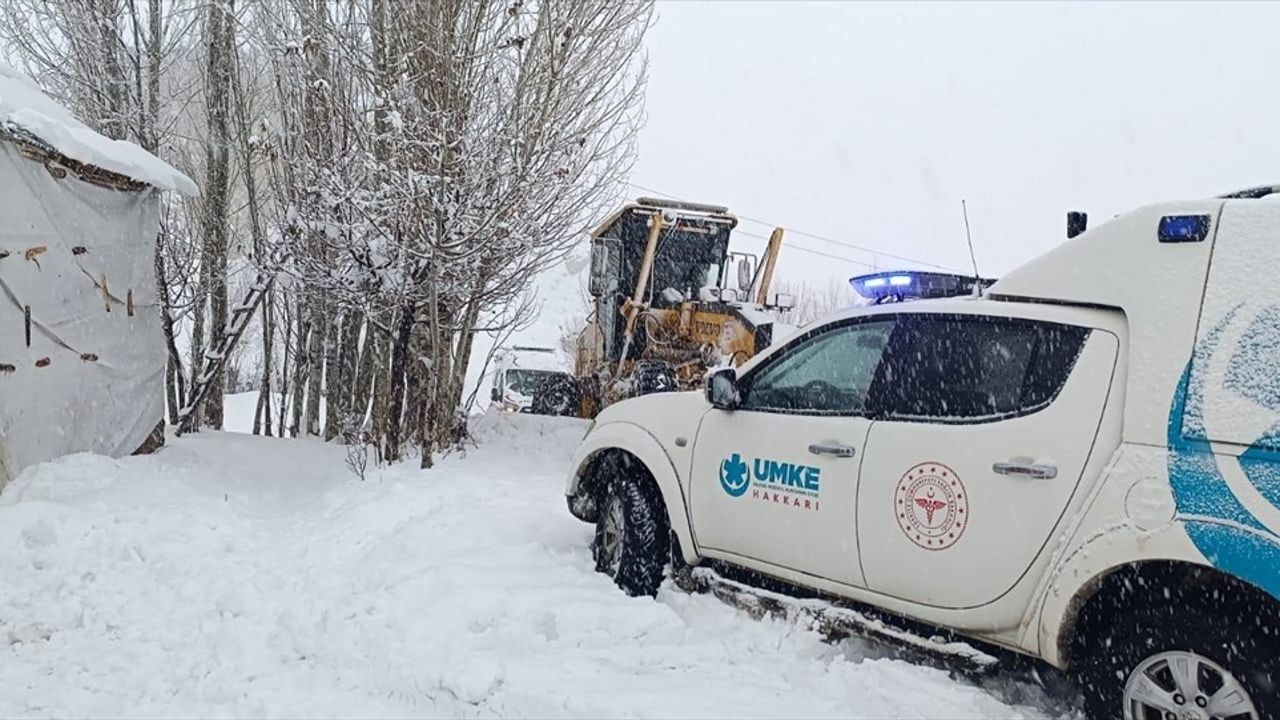 Yüksekova'da Kar nedeniyle Kapalı Köylerden Hastalar Hastaneye Ulaştırıldı