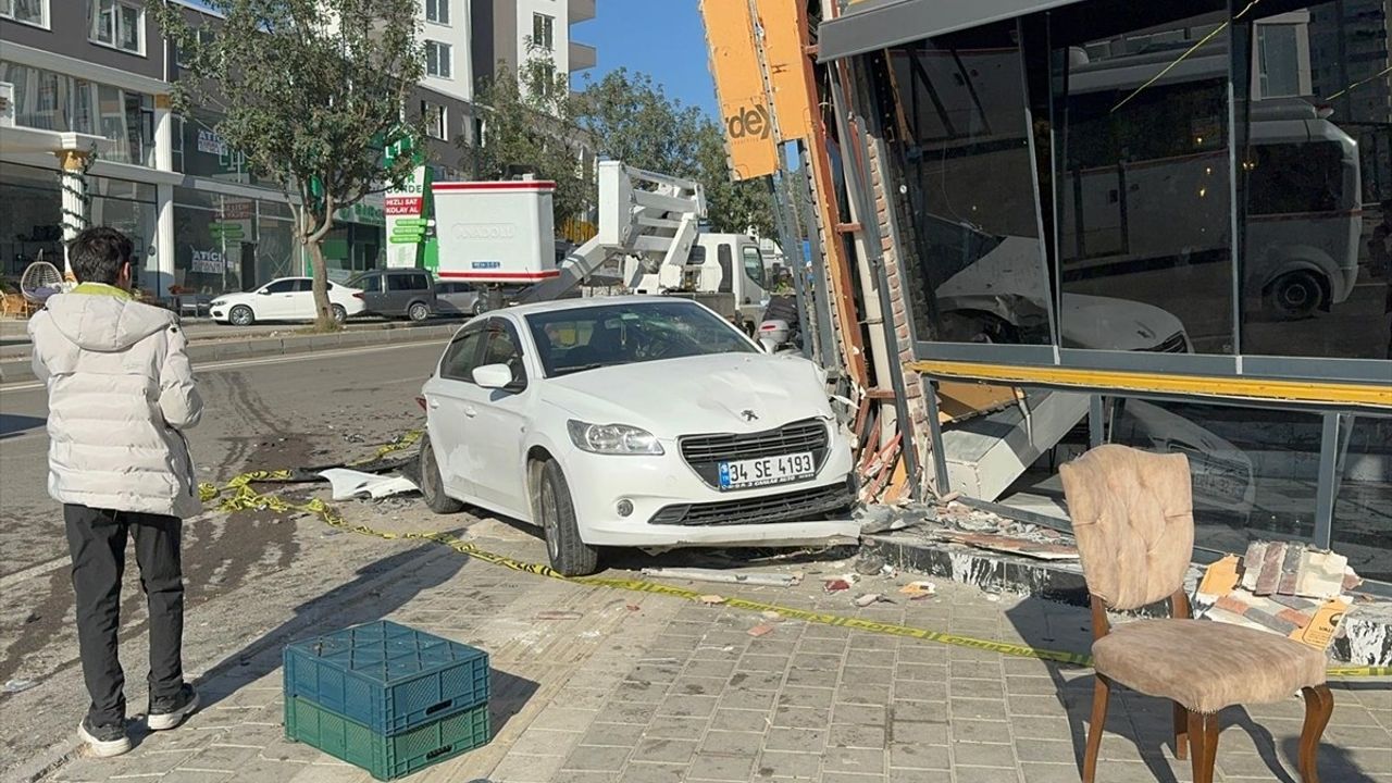 Adana'da Otomobil ve Motosiklet Kazası: 4 Yaralı