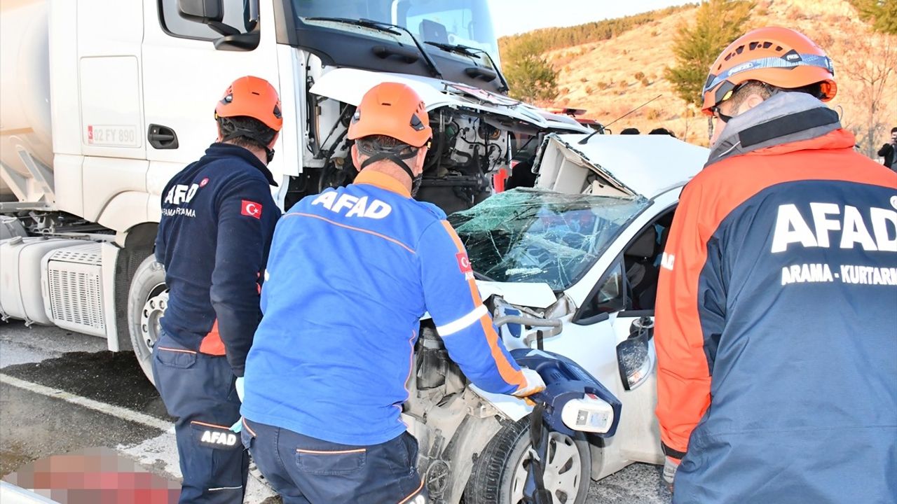 Adıyaman'da Akaryakıt Tankeri ve Otomobil Çarpıştı: 3 Ölü, 4 Yaralı