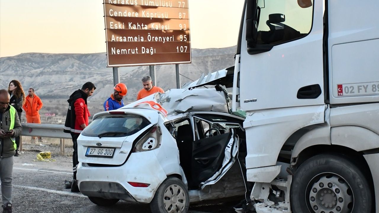 Adıyaman'da Yakıt Tankeri ile Otomobil Çarpıştı: 4 Ölü, 4 Yaralı