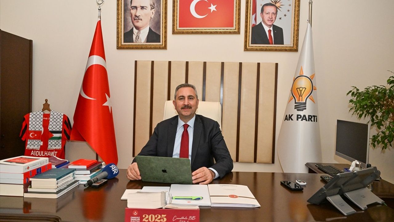 AK Parti'den Abdulhamit Gül, Anadolu Ajansı'nın Kapsamlı Oylamasına Katıldı