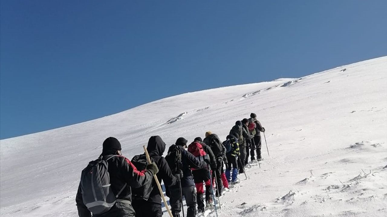 Amanos Dağları'ndaki Yıpranan Türk Bayrağı Yenilendi