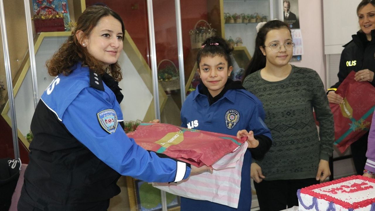 Amasya'da Polislerden Anlamlı Doğum Günü Sürprizi