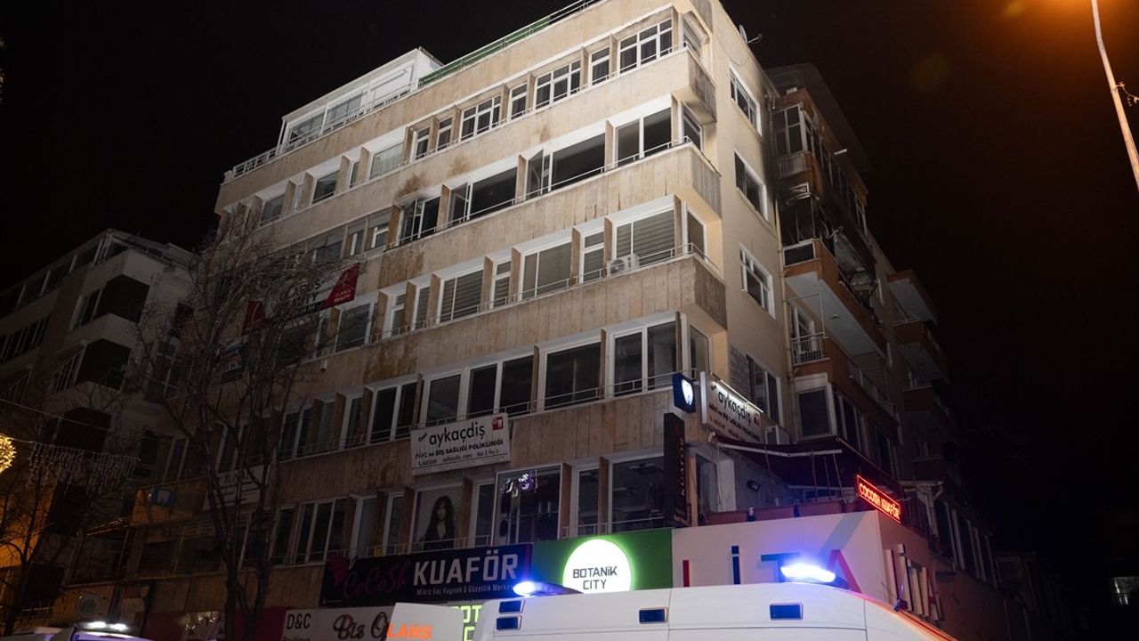 Ankara'daki Apartman Yangınında 9 Kişi Dumandan Etkilendi