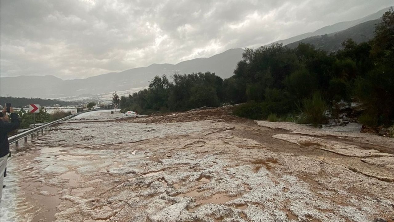 Antalya'da Dolulu Sağanak Etkisi