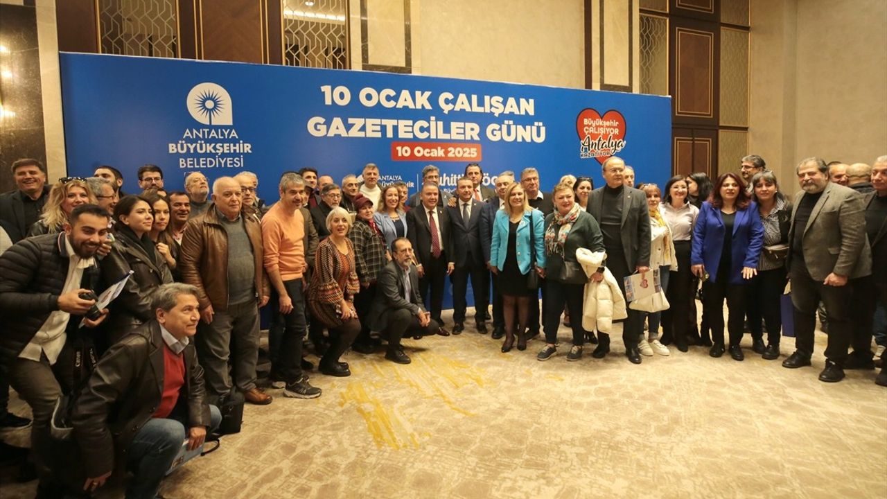 Antalya'da Gazetecilerle Buluşan Başkan Böcek, Çalışanlara Verilen Maaşları ve Belediyenin Borç Durumunu Açıkladı