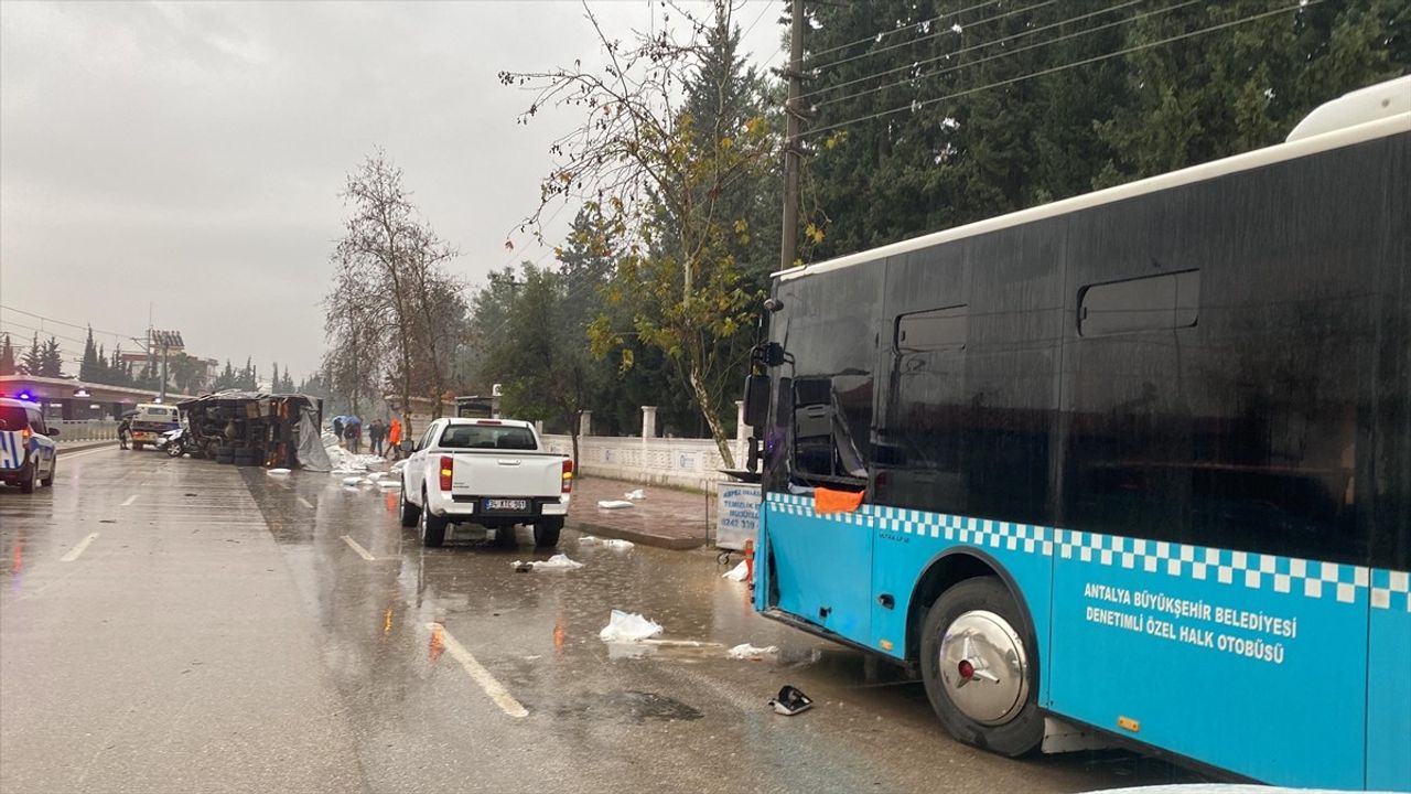 Antalya'da Trafik Kazası: 1 Ölü, 1 Yaralı