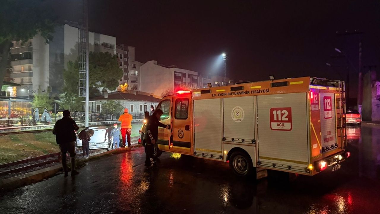 Aydın'da Otomobilin Tren Raylarına Düşüş Anı Kameralara Yansıdı