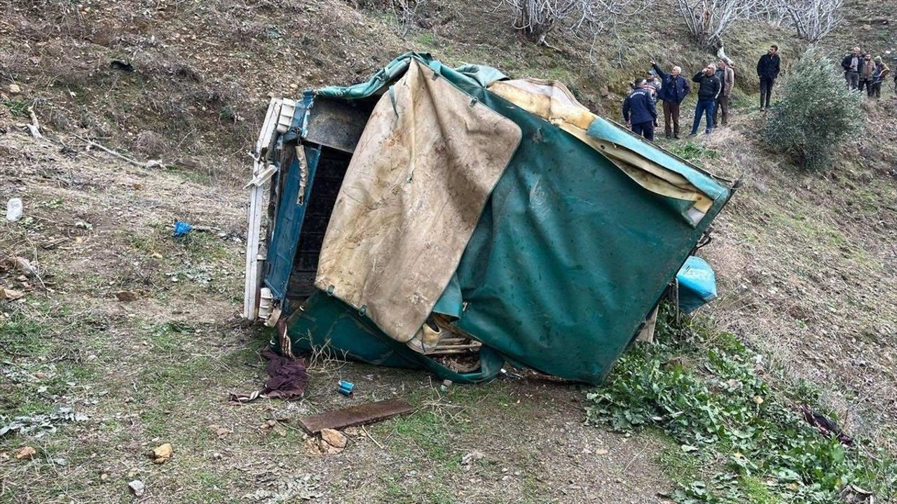 Aydın'da Uçuruma Yuvarlanan Pikap Kazasında 1 Ölü, 6 Yaralı