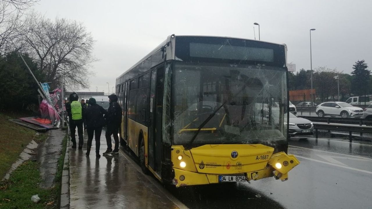 Bahçelievler'de İETT Otobüsü Kaza Yaptı