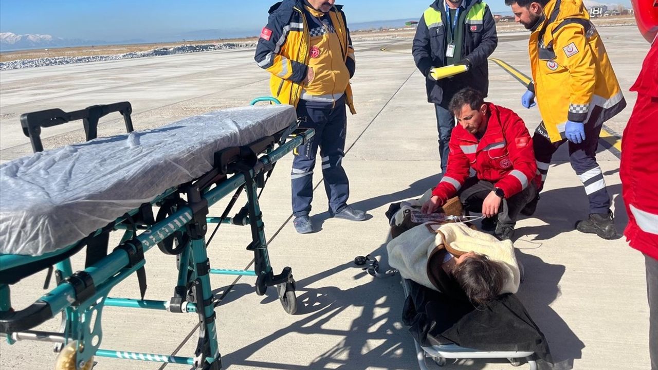 Bahçesaray'da Ateşli Havale Geçiren Çocuk Ambulans Helikopterle Van'a Sevk Edildi