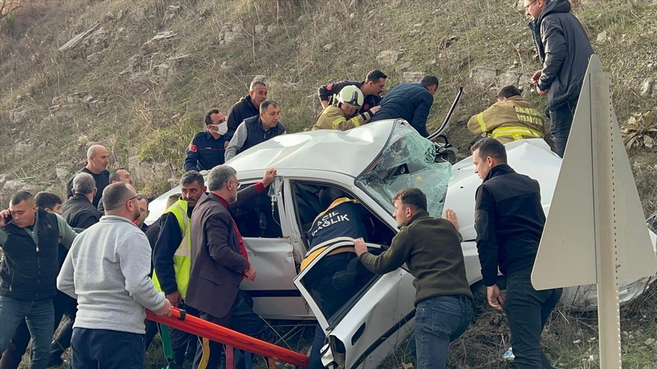 Balıkesir'de Feci Kaza: 2 Ölü, 18 Yaralı