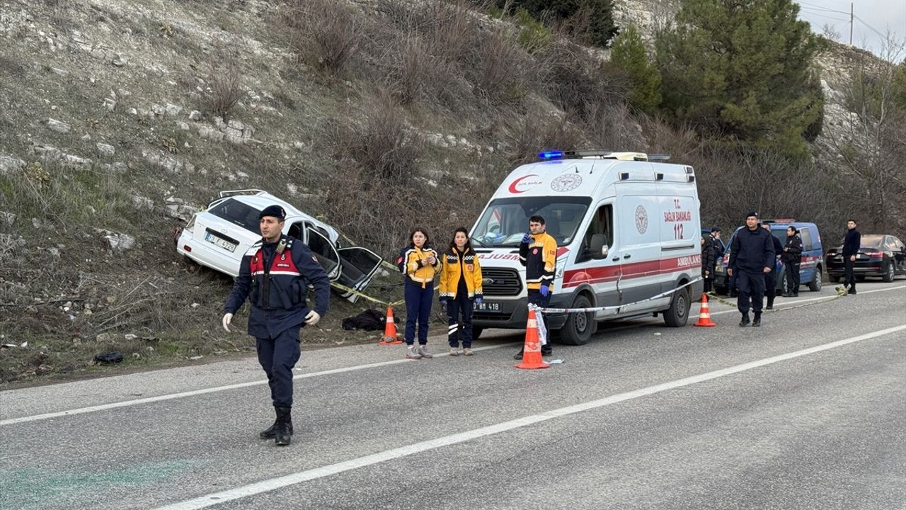 Balıkesir'de Minibüs ve Otomobil Kazası: İki Şahsın Cenazesi Defnedildi