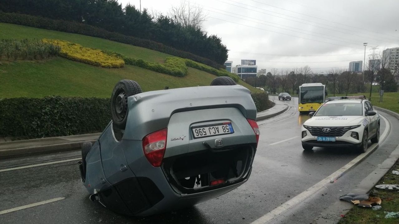 Başakşehir'de Kontrolden Çıkan Otomobil Ters Döndü