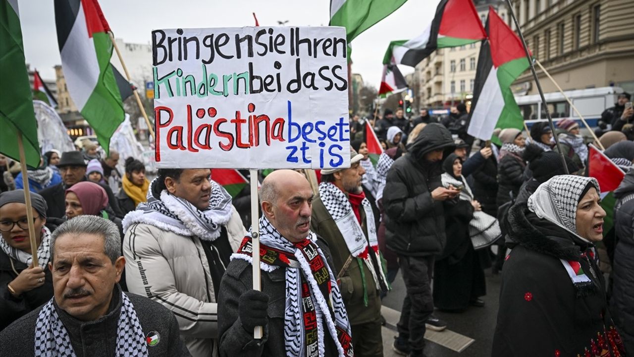 Berlin'de Gazze'ye Yönelik Saldırılara Protesto