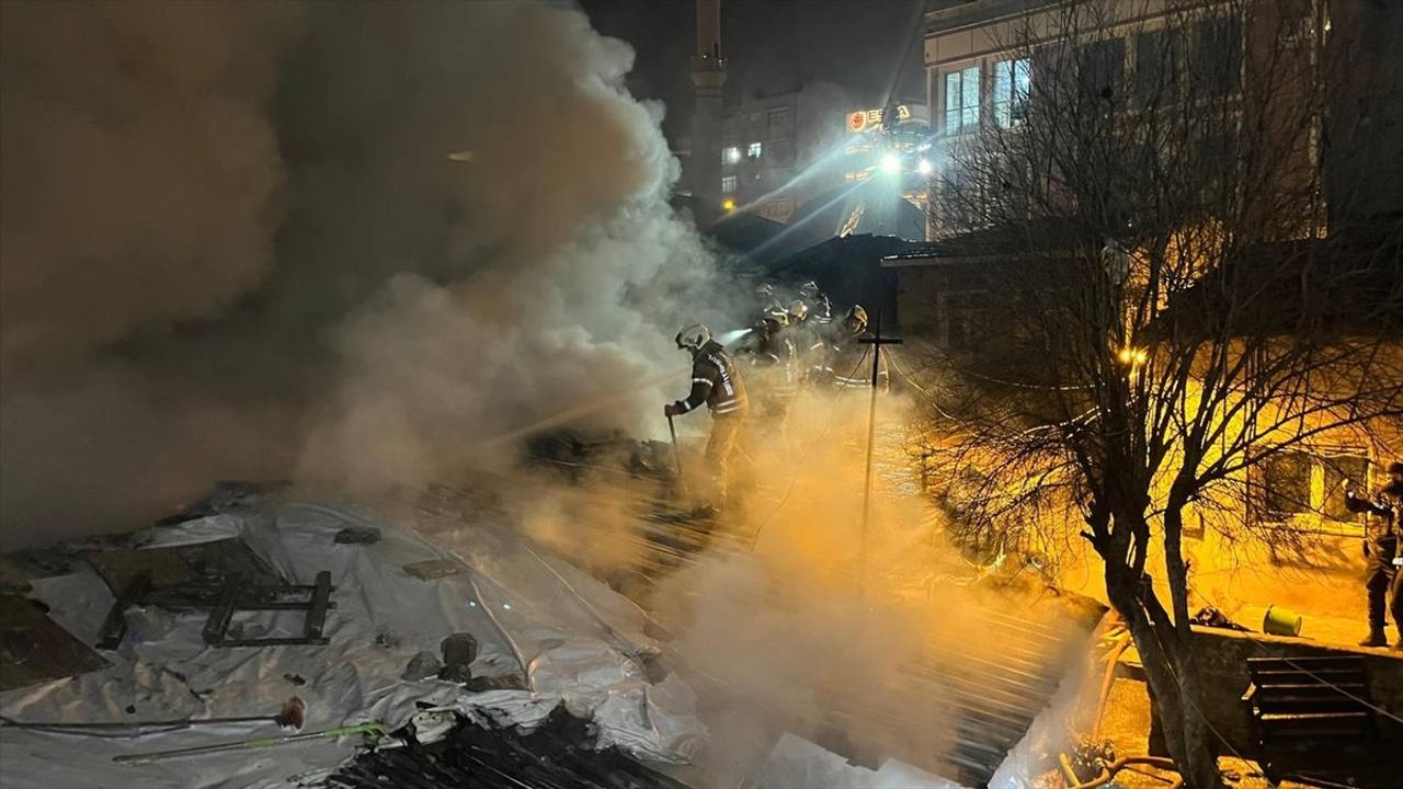 Beyoğlu'nda Gecekondulardaki Yangın Korkuttu