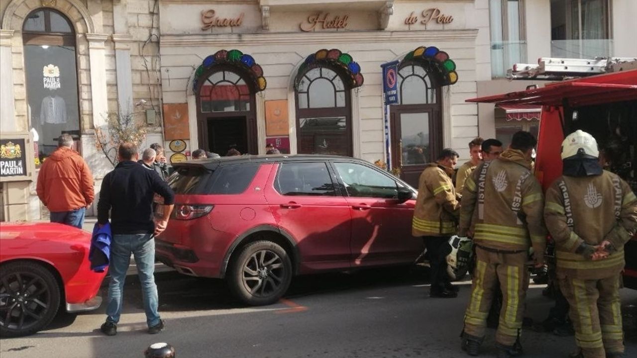 Beyoğlu'ndaki Otelde Yangın Kontrol Altına Alındı