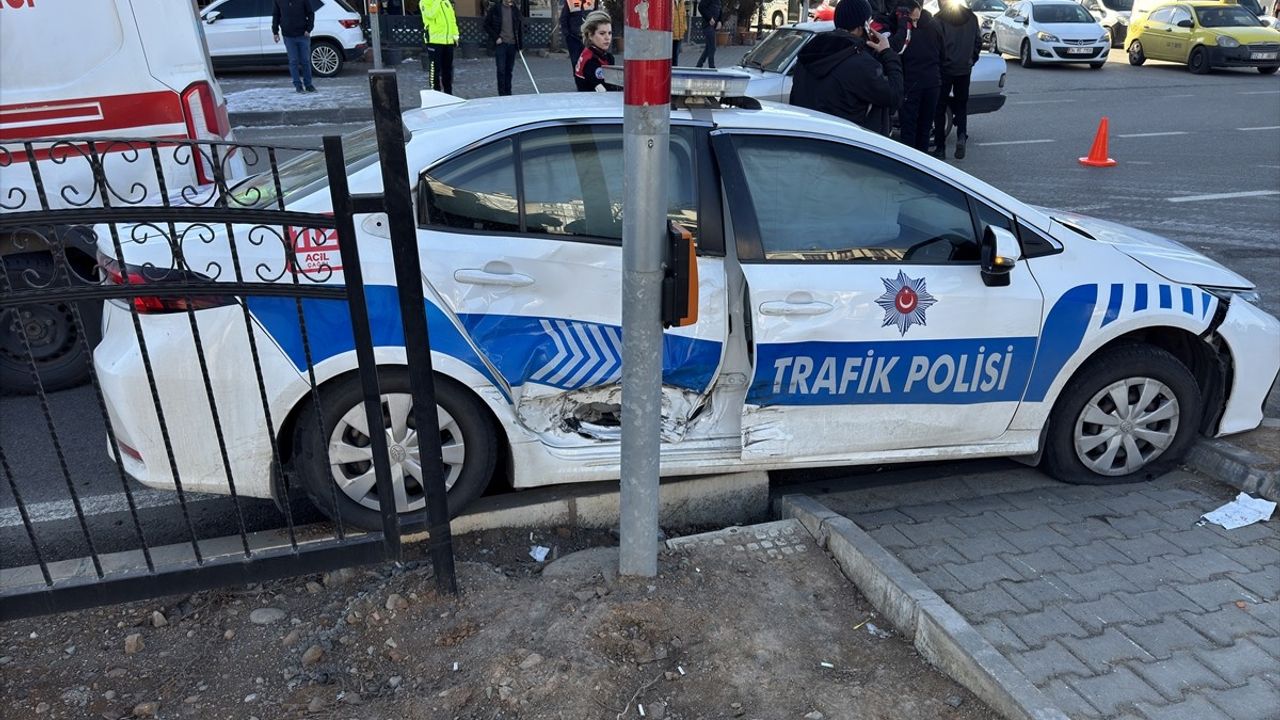 Bingöl'de Trafik Kazası: Bir Polis Memuru Yaralandı