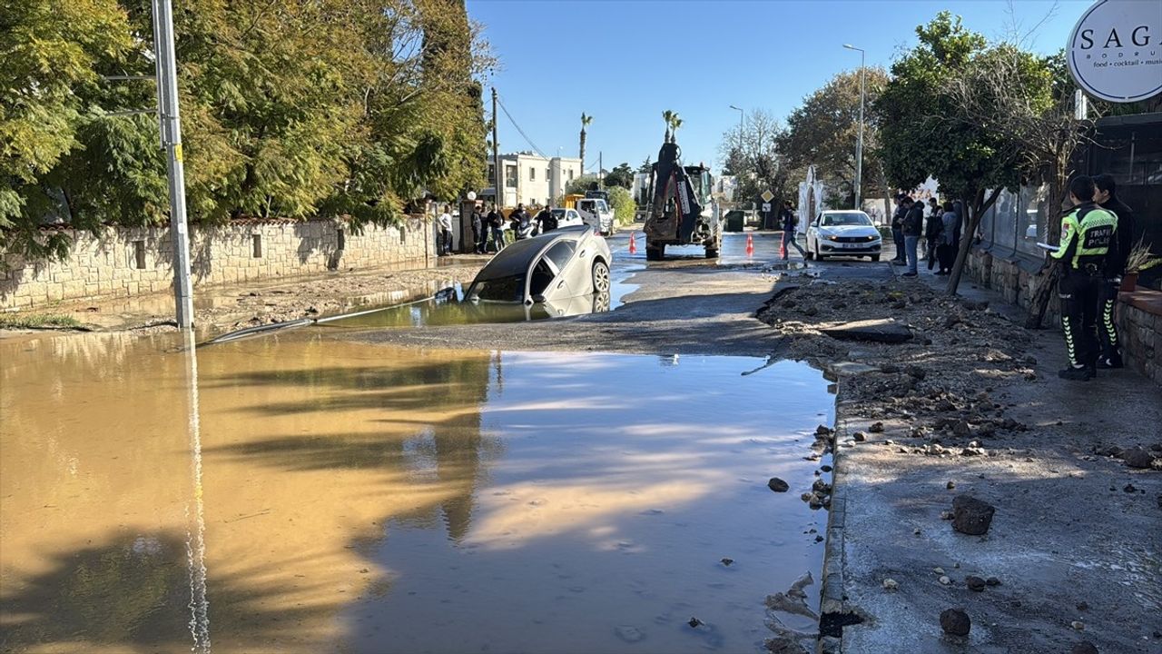 Bodrum'da Su Hattı Patladı, Araç Çukurda Kaldı