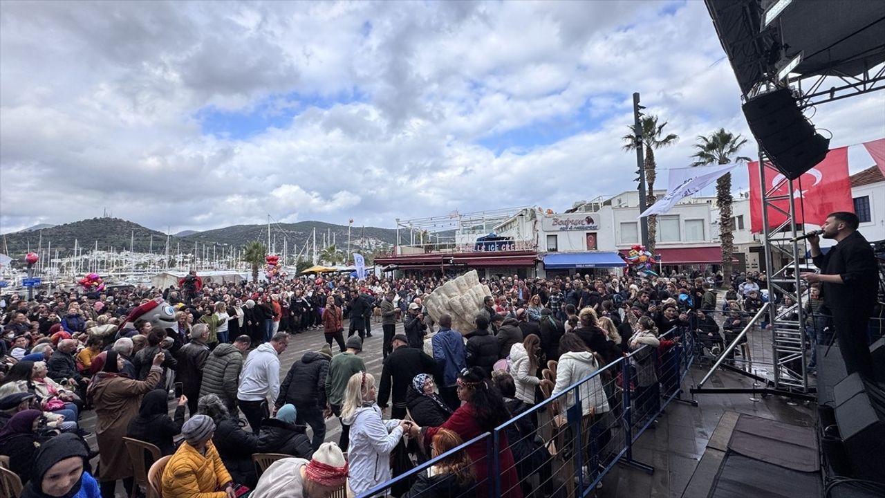 Bodrum'daki Hamsi Festivali'nde 3 Ton Hamsi İkram Edildi