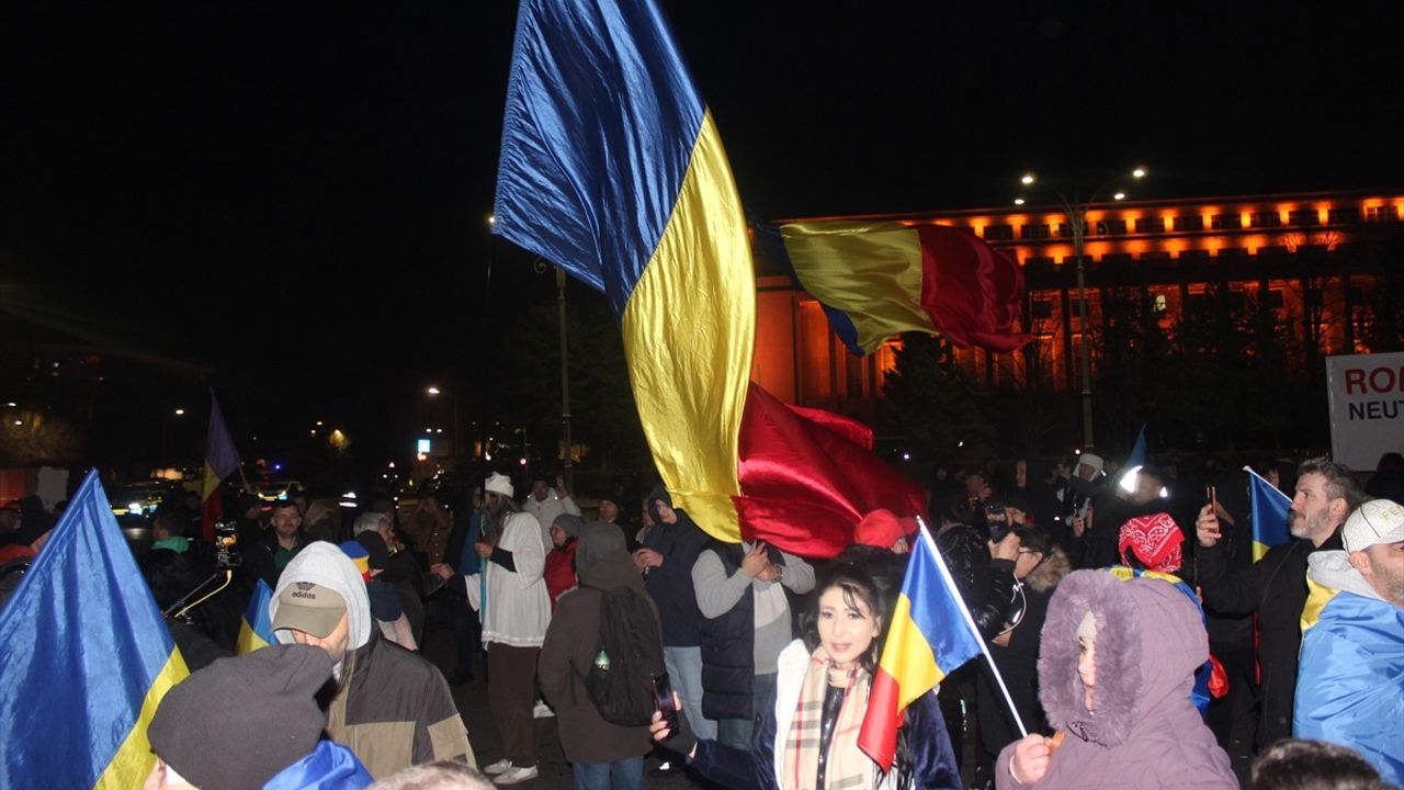 Bükreş'te Cumhurbaşkanı Seçimi İptaline Karşı Büyük Protesto