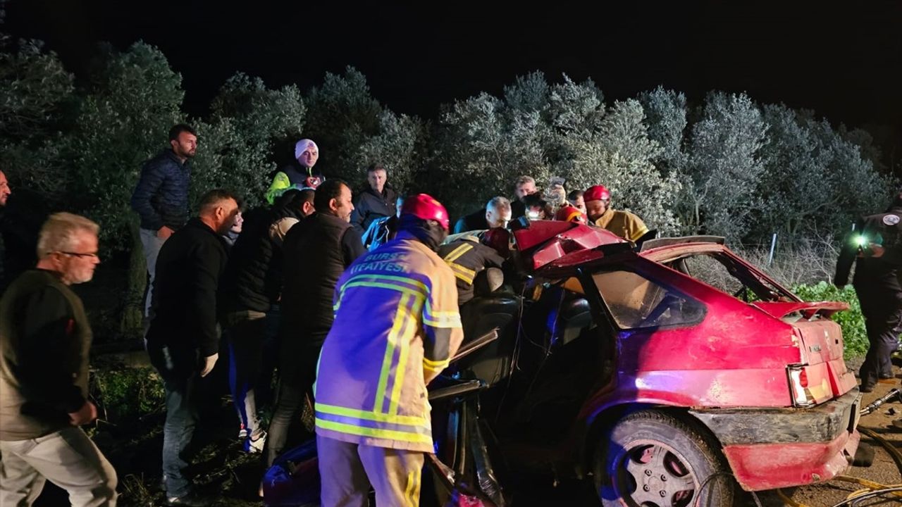 Bursa'da Tır ve Otomobil Çarpıştı: 1 Ölü, 2 Yaralı