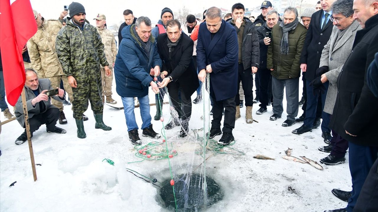 Çıldır Gölü'nde Buz Üzerinde Fotoğraf Sergisi Düzenlendi