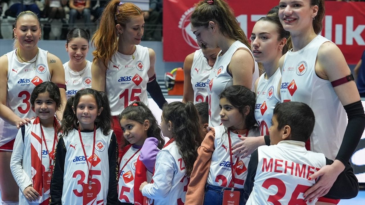 Çocukların Voleybol Sevinci: Soğan Torbalarından Fileye