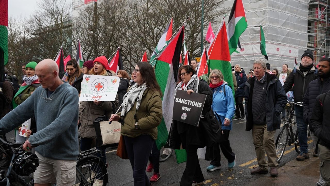 Dublin'de Filistinli Doktor Ebu Safiyye İçin Destek Yürüyüşü