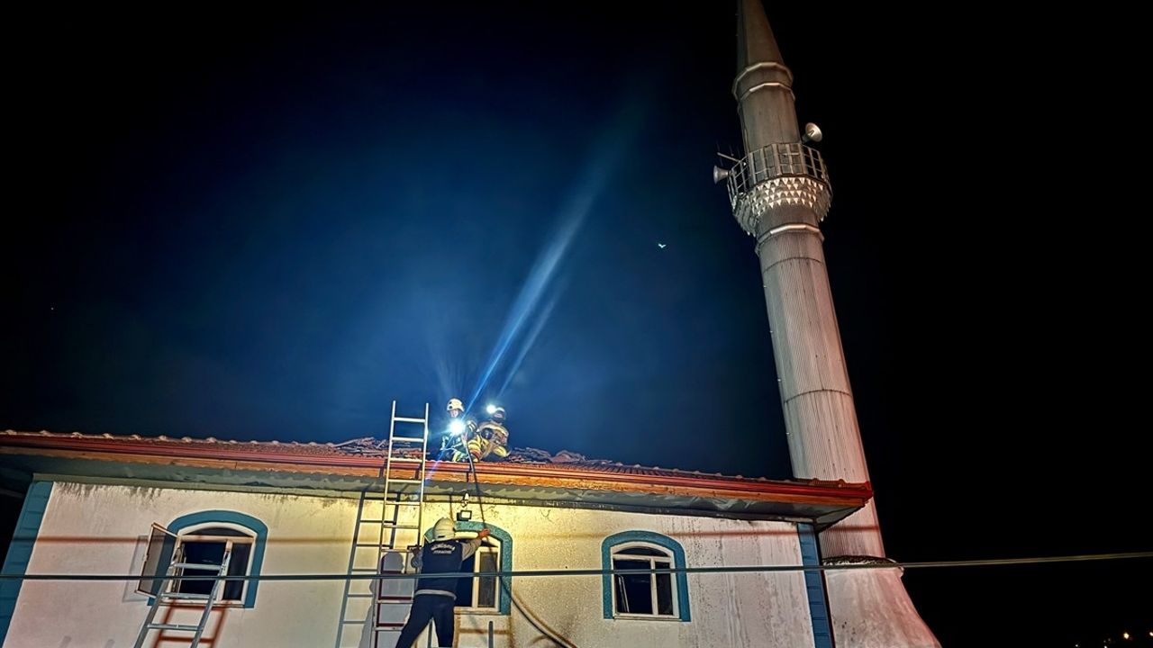 Düzce'de Camide Yangın: Camii Kullanılamaz Hale Geldi