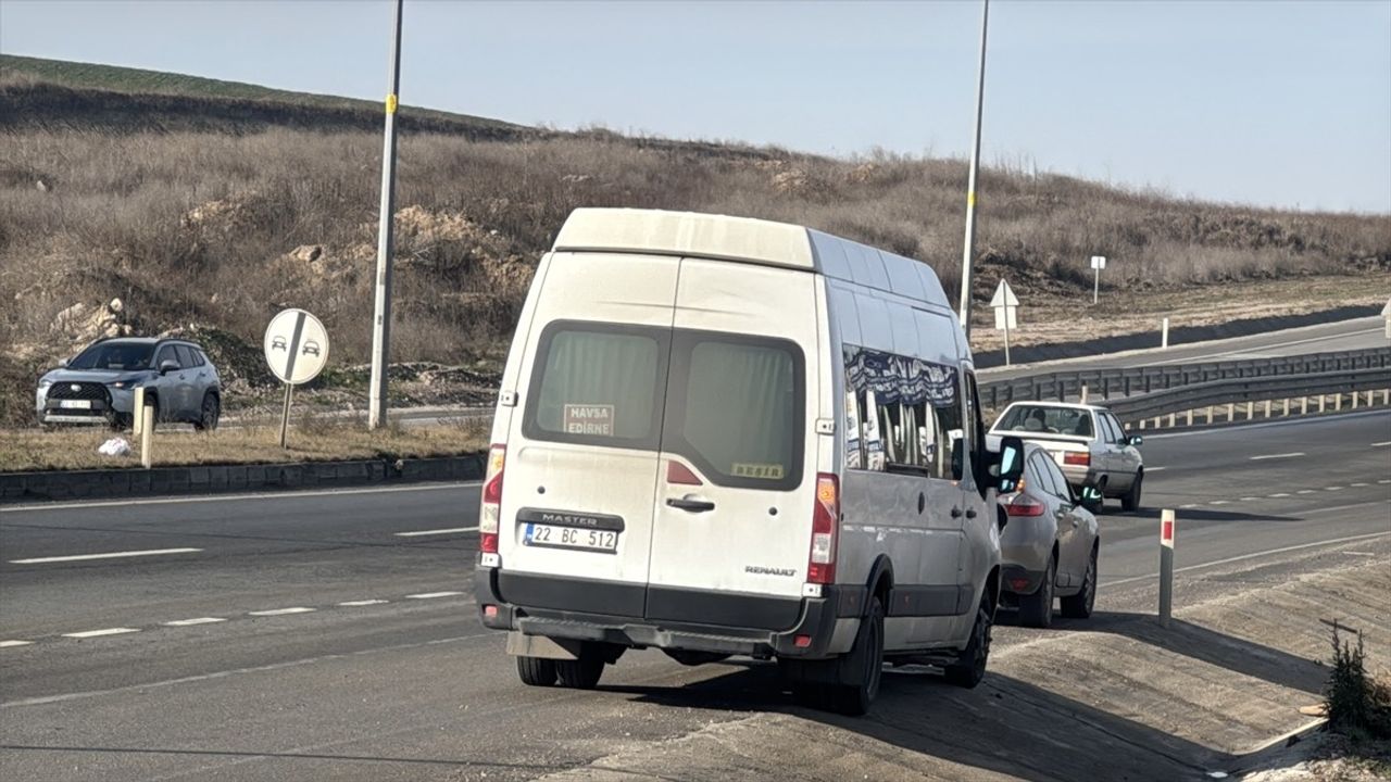 Edirne'de Yolcu Minibüsü ve Otomobil Çarpıştı, 2 Yaralı