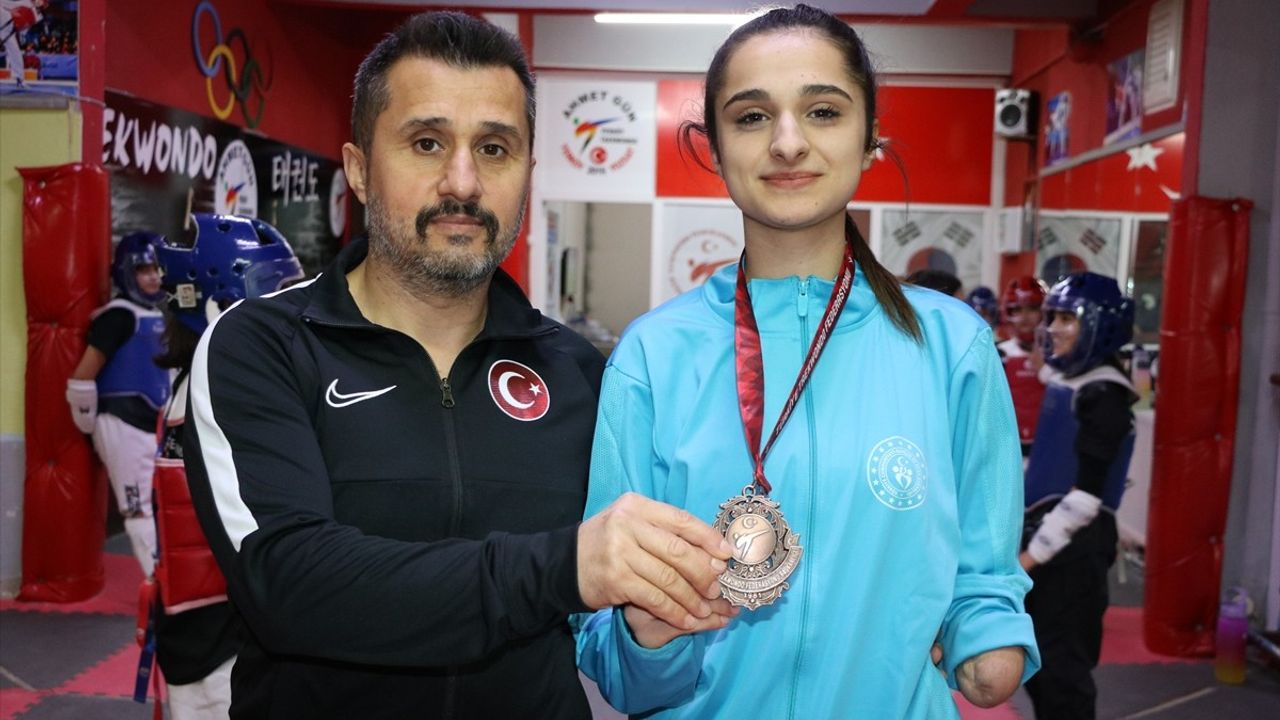 Engelli Sporcu Tuana Çelik, Tekvando Şampiyonasında Başarı Elde Etti