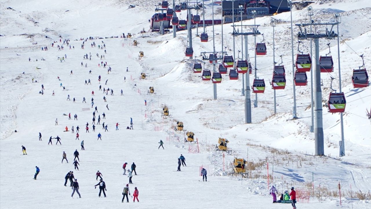 Erciyes Kayak Merkezi, 2025'in İlk Gününde 110 Bin Ziyaretçi Ağırladı