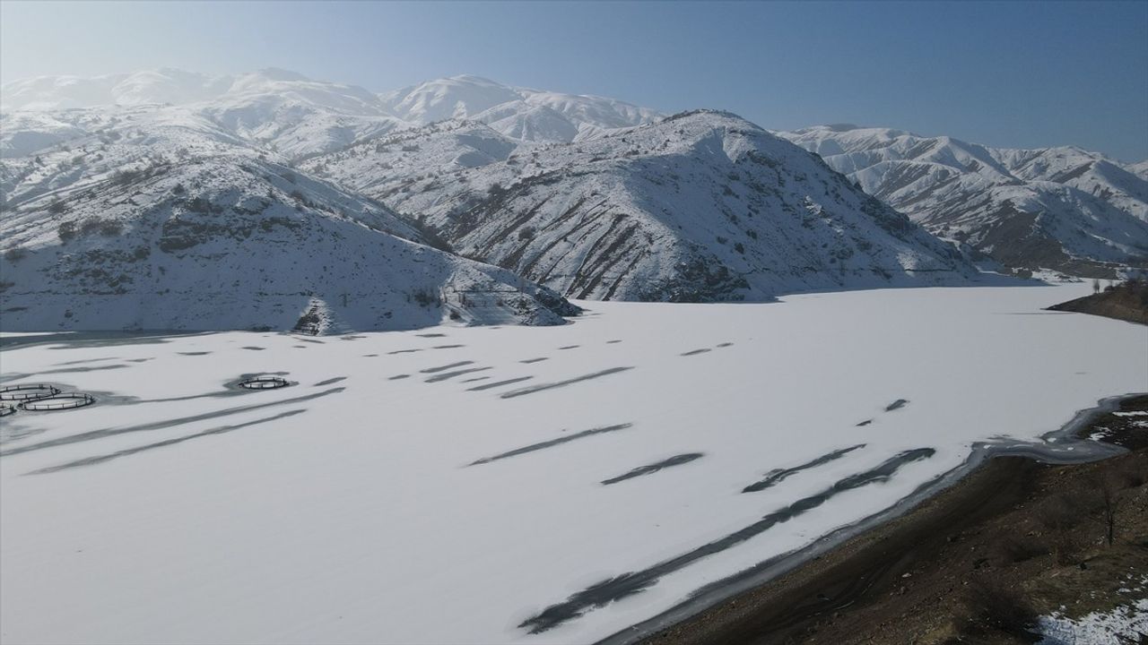 Erzincan'daki Göyne Barajı Kar ve Buzla Kaplandı