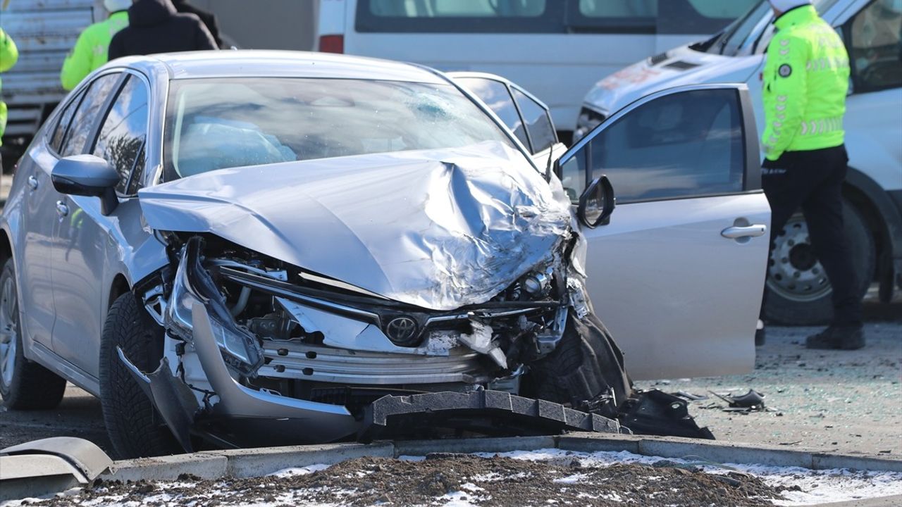 Erzurum'da Minibüs ve Otomobil Çarpıştı: 6 Yaralı