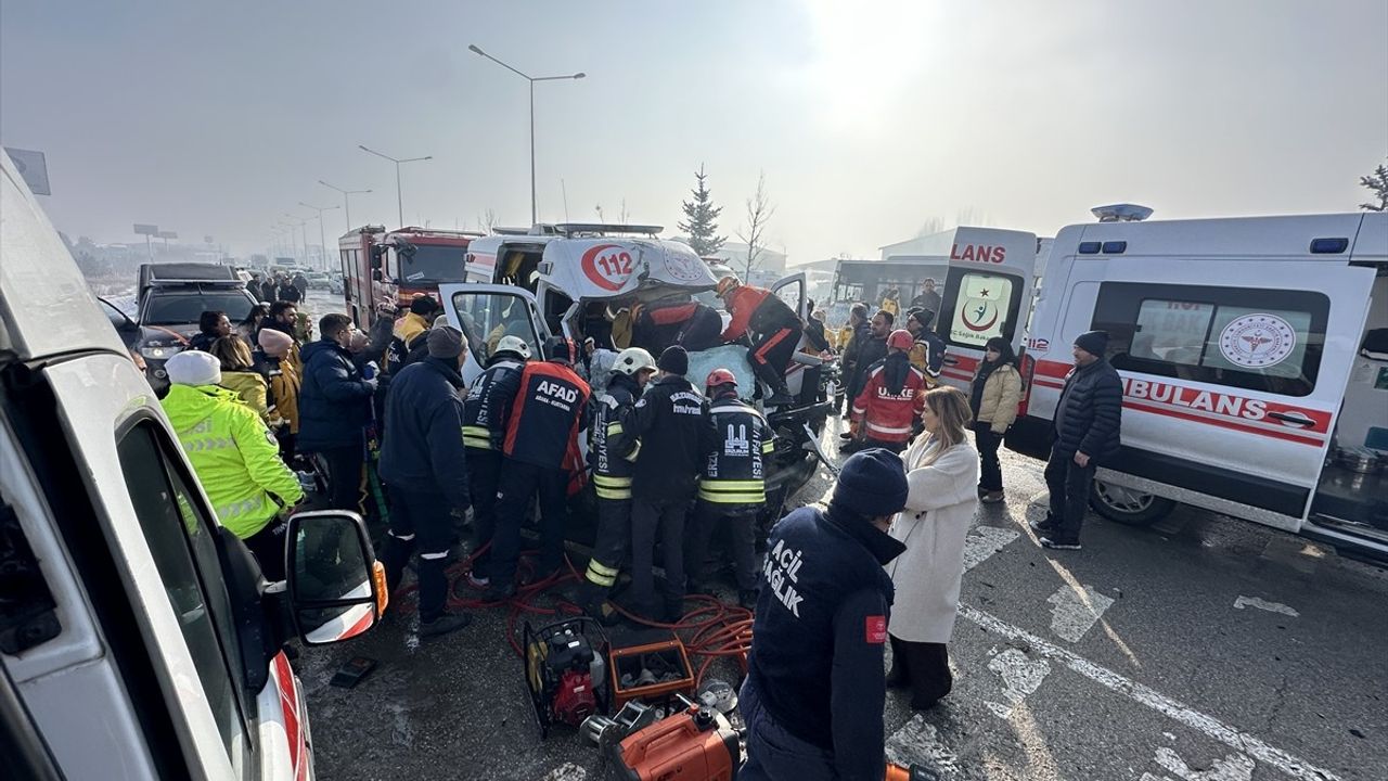 Erzurum'daki Ambulans Kazalarında 8 Yaralı