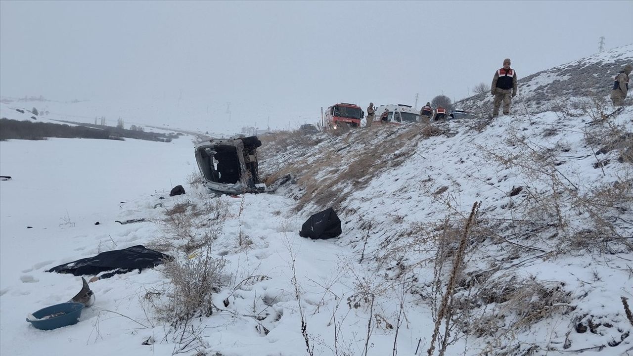 Erzurum'daki Trafik Kazası: 2 Ölü, 3 Yaralı