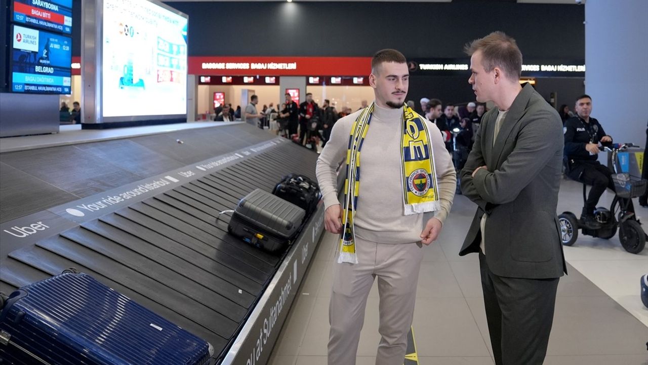 Fenerbahçe'ye Sırp Sağ Bek Ognjen Mimovic Geldi