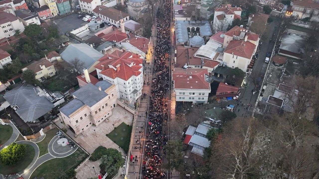 Filistin'e Destek Yürüyüşü Galata Köprüsü'nde Başladı