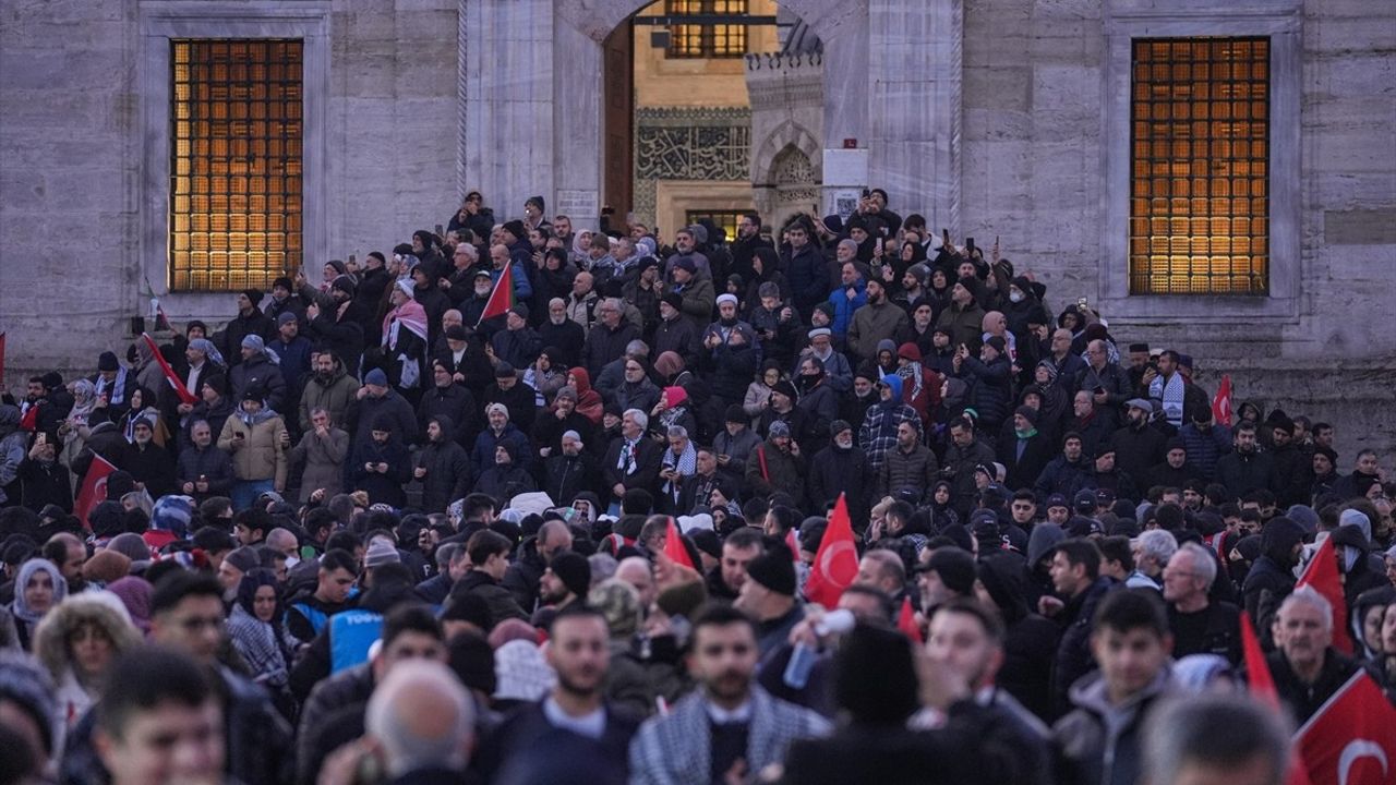 Galata Köprüsü'nde Filistin'e Destek Eylemi Başladı