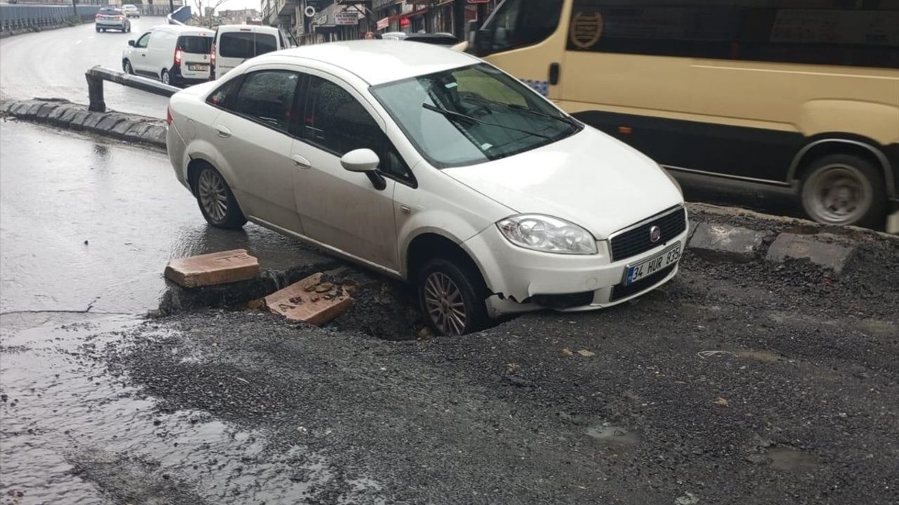 Güngören'de Çöken Yoldaki Çukur Otomobile Zarar Verdi