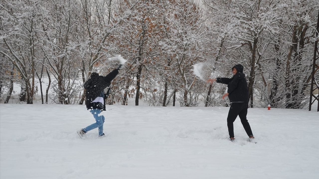 Hakkari'de Kar Yağışı 132 Yerleşim Yerinin Yolunu Kapadı