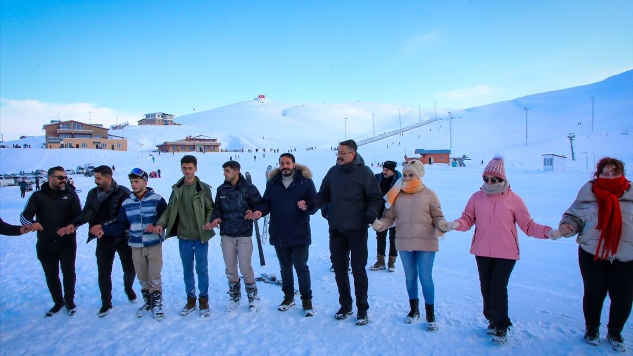 Hakkari Valisi Çelik, Mergabütan Kayak Merkezi'ni Ziyaret Etti