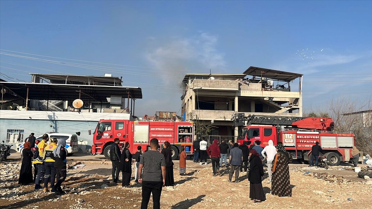 Hatay'da Çatı Katında Yangın: 2 Yaralı