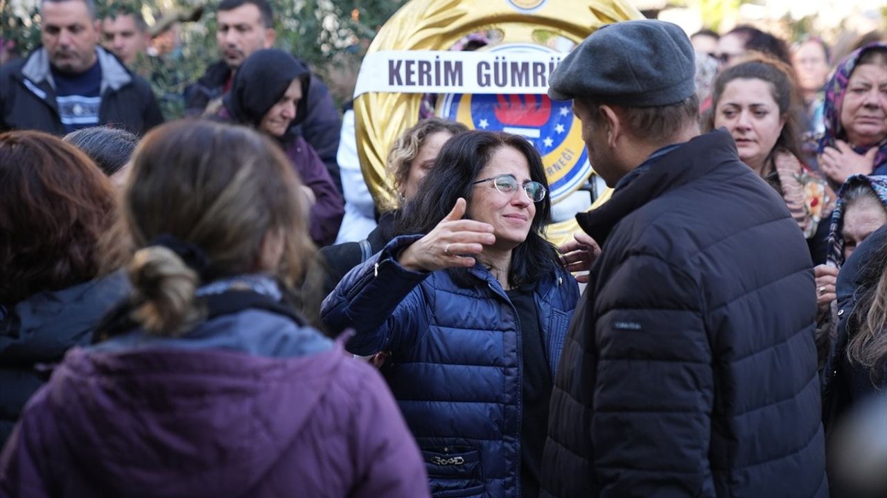 İngiltere'de Cansız Bedeni Bulunan Türk Akademisyenin Cenazesi İzmir'de Toprağa Verildi