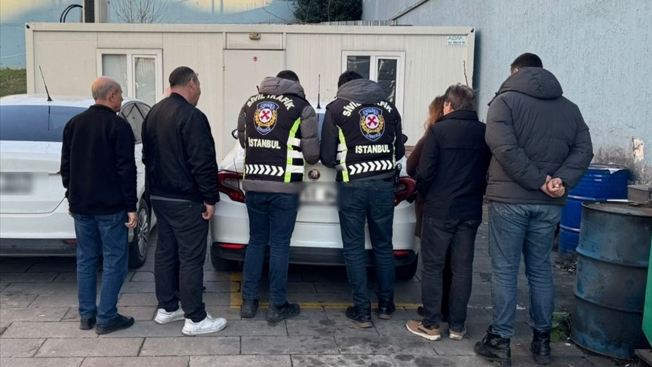 İstanbul'da Ambulansa Yol Vermeyen Sürücülere Cezalar Kesildi