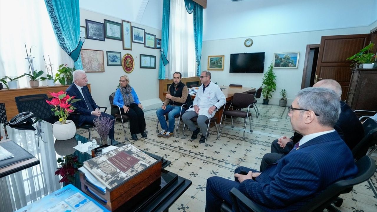 İstanbul Valisi Davut Gül'den Sanatçı Edip Akbayram'a Hastane Ziyareti