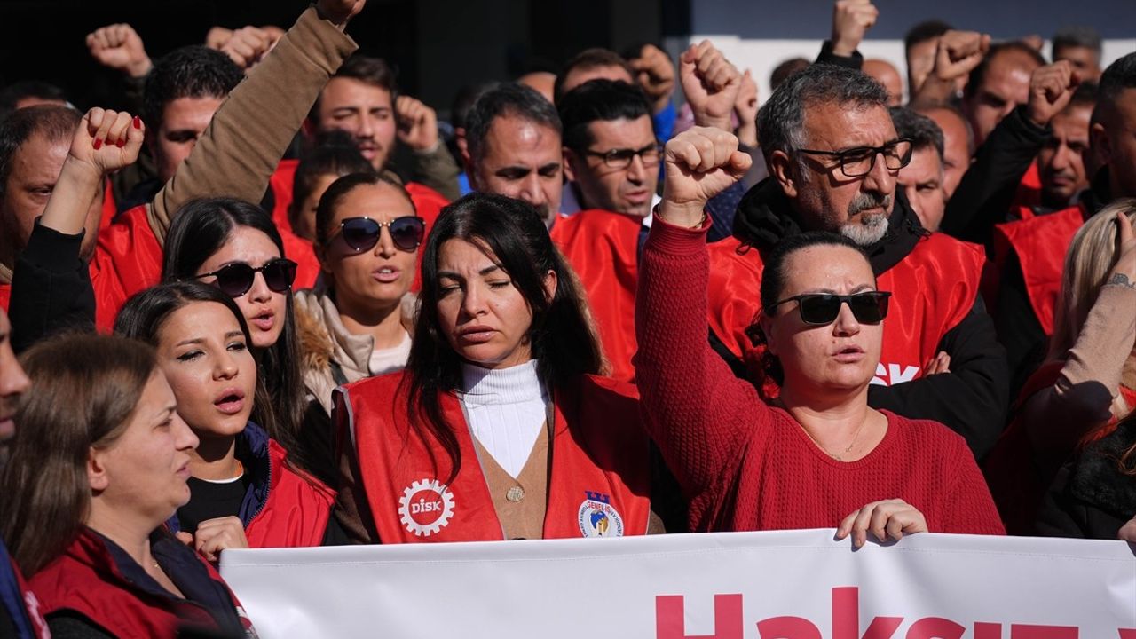 İzmir Büyükşehir Belediyesinde Ücretsiz İzin Krizi: İşçiler Eylemde