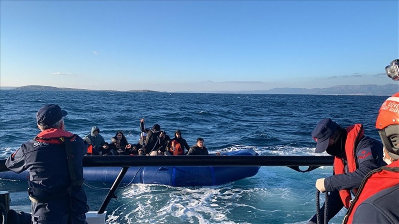 İzmir'de Düzensiz Göçmenlere Yönelik Operasyonlar Devam Ediyor