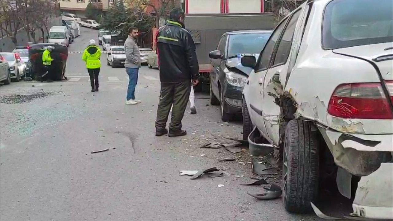 Kağıthane'de Park Halindeki Araçlara Çarpan Otomobilin Sürücüsü Yaralandı